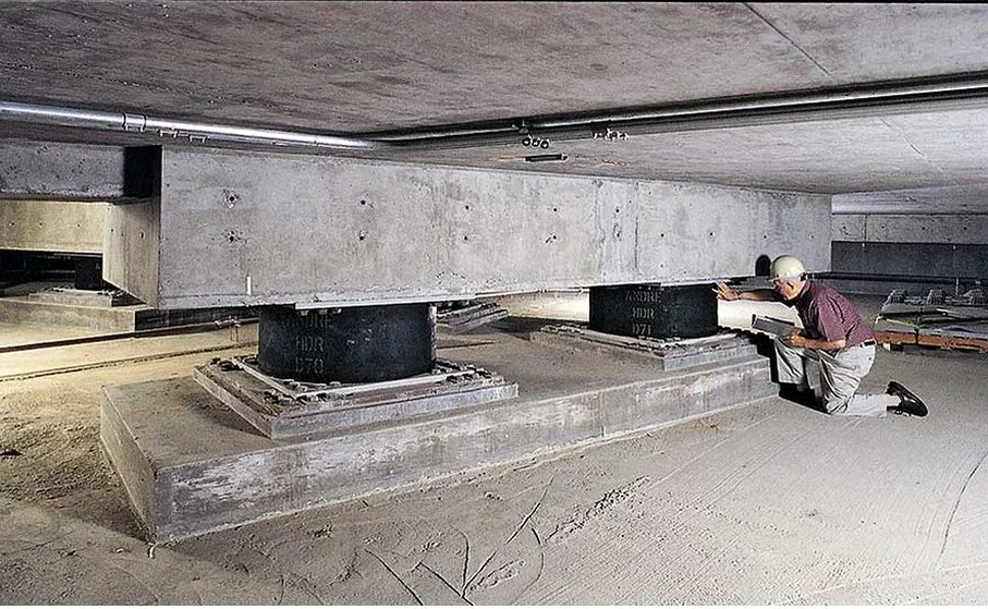 Diseño de Aislación Sísmica de Base en La Serena: Análisis y Control Estructural