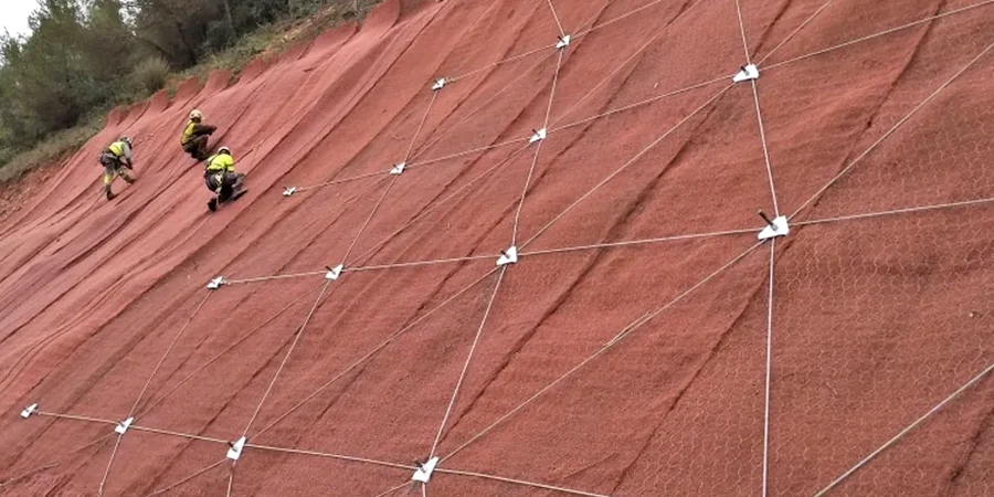 Análisis de estabilidad de taludes en La Serena: respuesta ante terrazas costeras y suelos colapsables